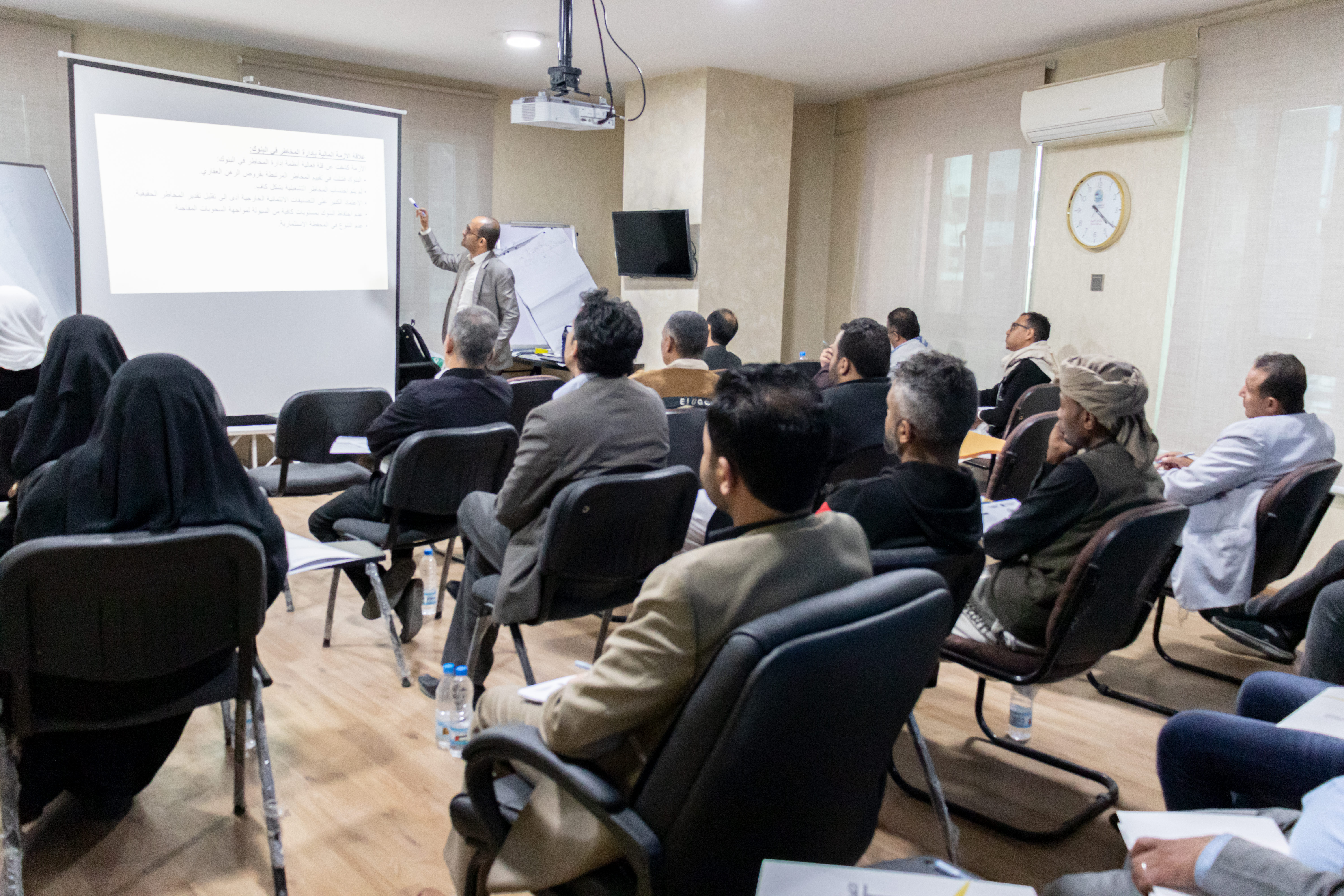 البنك الأهلي اليمني يعزز كفاءات موظفيه بدورة تدريبية متخصصة في إدارة المخاطر